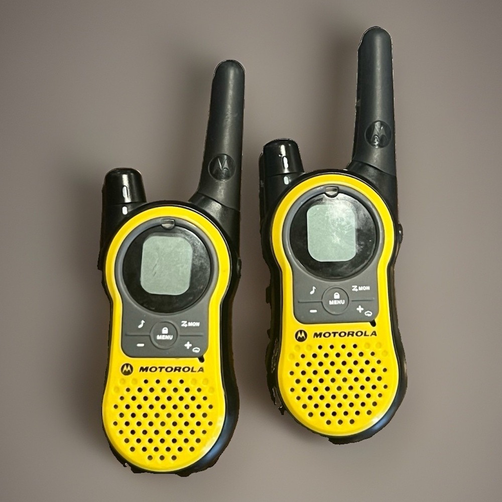 Motorola Talkabout MH230R 2-Way FRS/GMRS Radios Rechargeable Batteries (New)